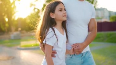 Baba ve kızı gün batımında kendi bölgelerinde dolaşırlar. Yavaş çekim