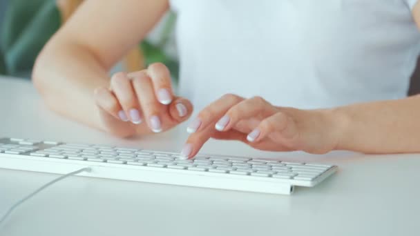 Des femmes tapant sur un clavier d'ordinateur. Concept de télétravail. — Video