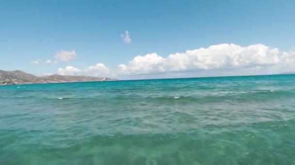 水面上の海面上の海岸からの高速飛行。美しい紺碧の地中海沿岸,クレタ島,ギリシャ — ストック動画