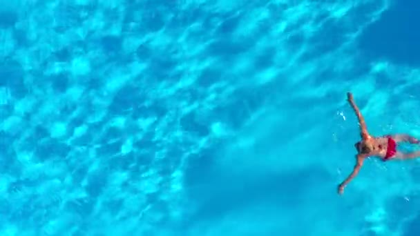 プールでの赤い水着の女性として上からの眺め。夏の生活 — ストック動画