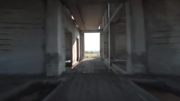 O drone FPV voa rápido através de um edifício abandonado. Localização pós-apocalíptica sem pessoas — Vídeo de Stock