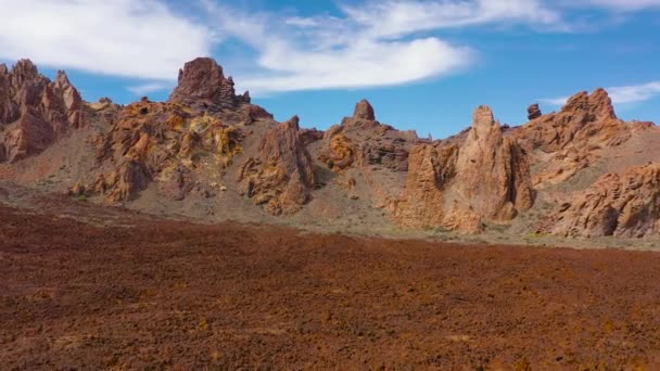 Teide Ulusal Parkı 'nın havadan görünüşü, çöl kayalıklarının üzerinden uçuşu, dağların manzarası. Mars yüzey kavramı. Tenerife, Kanarya Adaları — Stok video