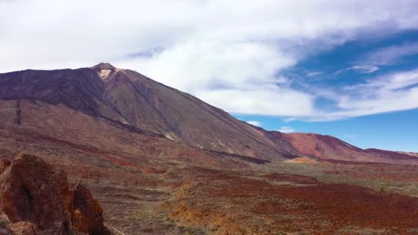 泰迪国家公园的空中景观，飞越沙漠岩石表面，俯瞰群山。火星表面的概念。加那利群岛Tenerife — 图库视频影像
