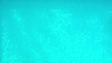 Yüzme havuzunda hafif yansımalı mavi su. Hava görüntüleri