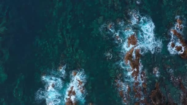 Widok z góry na powierzchnię Oceanu Atlantyckiego ze skałami wystającymi z wody u wybrzeży wyspy Teneryfa, Wyspy Kanaryjskie. — Wideo stockowe
