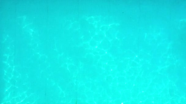 Agua azul en la piscina con reflejos de luz. Imágenes aéreas — Vídeos de Stock