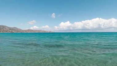 Suyun yüzeyinin üstündeki kıyıdan hızlı bir uçuş. Güzel gök mavisi Akdeniz kıyıları, Girit, Yunanistan