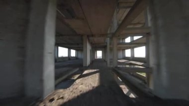 FPV insansız hava aracı terk edilmiş bir binanın içinden hızla geçiyor. İnsanlar olmadan kıyamet sonrası konumu