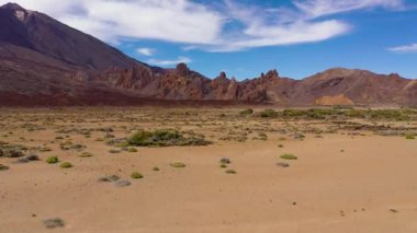 Teide Ulusal Parkı 'nın havadan görünüşü, çöl kayalıklarının üzerinden uçuşu, dağların manzarası. Tenerife, Kanarya Adaları