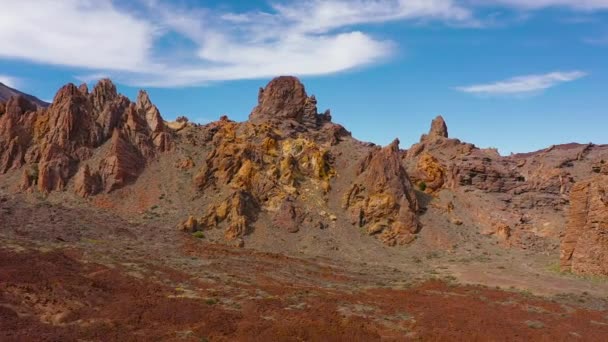 Vista aérea del Parque Nacional del Teide, vuelo sobre una superficie rocosa desértica, vista de las montañas. Tenerife, Islas Canarias — Vídeo de stock