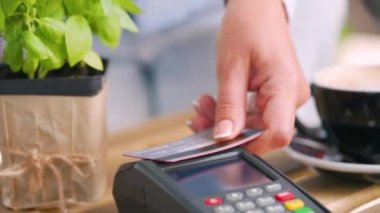 NFC kredi kartı ödemesi. NFC teknolojisiyle kredi kartıyla ödeme yapan bir kadın. Kablosuz para transferi. Kablosuz ödeme