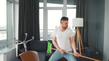 Adam temizlik yapıyor ve kendini rock yıldızı olarak hayal ediyor. Süpürgeyi gitar gibi çalıyor. Yavaş çekim