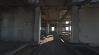 FPV insansız hava aracı terk edilmiş bir binanın içinden hızla geçiyor. İnsanlar olmadan kıyamet sonrası konumu