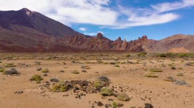Teide Ulusal Parkı 'nın havadan görünüşü, çöl kayalıklarının üzerinden uçuşu, dağların manzarası. Tenerife, Kanarya Adaları