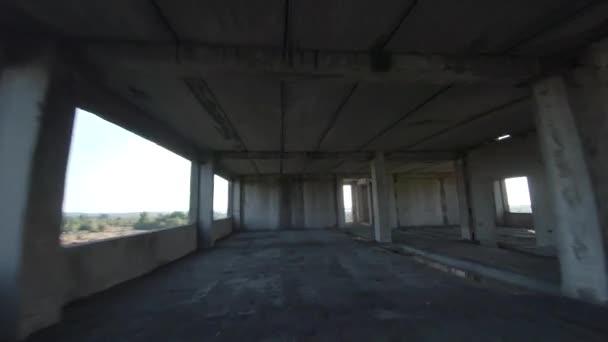 O drone FPV voa rápido e manobrável dentro de um edifício abandonado. Localização pós-apocalíptica sem pessoas — Vídeo de Stock