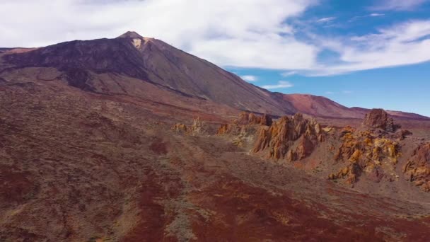 Vzdušný výhled na Národní park Teide, let přes pouštní skalnatý povrch, výhled na hory. Tenerife, Kanárské ostrovy — Stock video