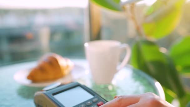 Contactloze betaling met smartphone. Draadloos betaalconcept. Close-up, vrouw met behulp van smartphone cashless portemonnee NFC-technologie om orde te betalen op de bank terminal in een cafe. — Stockvideo