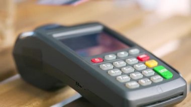 NFC kredi kartı ödemesi. NFC teknolojisiyle kredi kartıyla ödeme yapan bir kadın. Kablosuz para transferi. Kablosuz ödeme