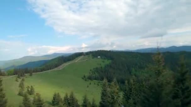 Vista inusual de una mujer montando una tirolina entre las montañas. Vuelo rápido y maniobrable alrededor de una persona. Filmado en FPV drone. — Vídeos de Stock