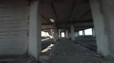 FPV insansız hava aracı terk edilmiş bir binanın içinden hızla geçiyor. İnsanlar olmadan kıyamet sonrası konumu