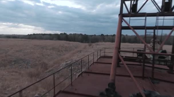 FPV drón zökkenőmentesen repül közel rozsdás elhagyatott gyalogos kotró — Stock videók