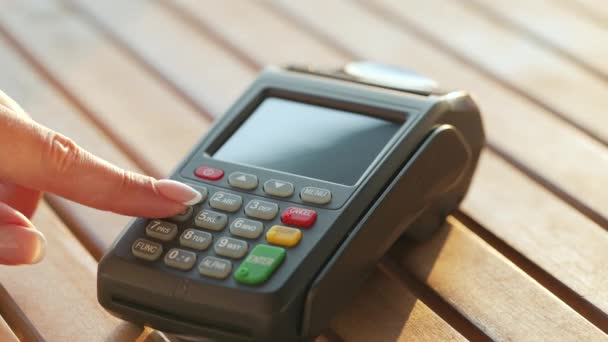 Kontaktlös betalning med smartphone. Koncept för trådlös betalning. Närbild, kvinna som använder smartphone kontantlös plånbok NFC-teknik för att betala order på bank terminal. — Stockvideo