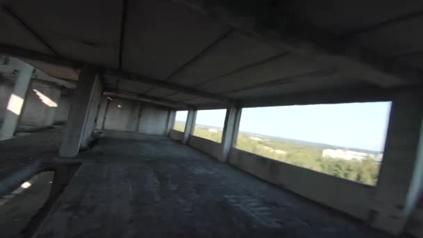 O drone FPV voa rápido e manobrável dentro de um edifício abandonado. Localização pós-apocalíptica sem pessoas — Vídeo de Stock