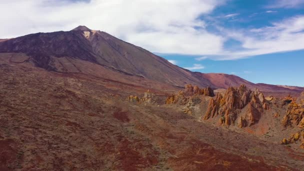 Widok z powietrza na Park Narodowy Teide, lot nad pustynną skalistą powierzchnią, widok na góry. Teneryfa, Wyspy Kanaryjskie — Wideo stockowe