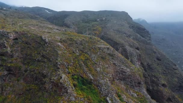 Nadir bitki örtüsüyle kaplı kayalık bir arazi boyunca uçmak. Tenerife, Kanarya Adaları, İspanya — Stok video