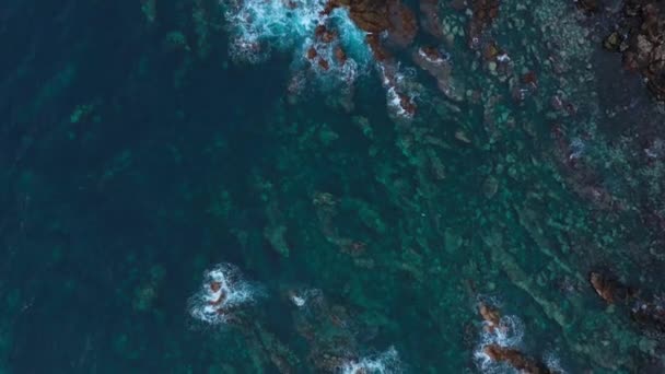 Horní pohled na hladinu Atlantského oceánu s kameny vyčnívajícími z vody u pobřeží ostrova Tenerife, Kanárské ostrovy. — Stock video
