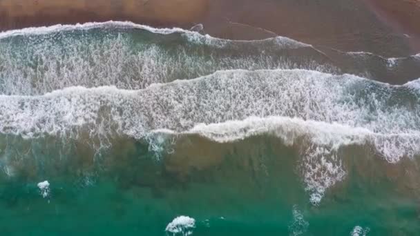 Luftaufnahme der Mittelmeerküste, Wellen erreichen den einsamen Sandstrand. Schönes Urlaubs- und Tourismusziel auf Kreta, Griechenland. — Stockvideo