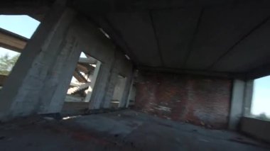 FPV insansız hava aracı terk edilmiş bir binanın içinde hızlı ve manevra kabiliyetine sahip. İnsanlar olmadan kıyamet sonrası konumu