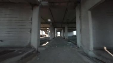 FPV insansız hava aracı terk edilmiş bir binanın içinden hızla geçiyor. İnsanlar olmadan kıyamet sonrası konumu