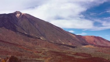 Teide Ulusal Parkı 'nın havadan görünüşü, çöl kayalıklarının üzerinden uçuşu, dağların manzarası. Tenerife, Kanarya Adaları
