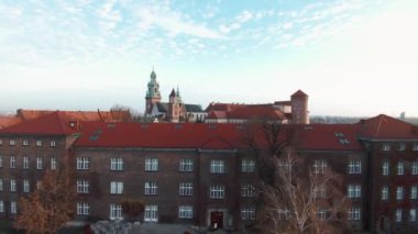 Wawel Kraliyet Kalesi 'ne doğru uçan hava aracı, Krakow, Polonya