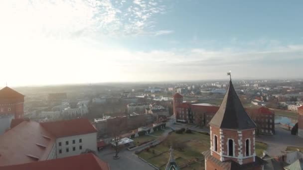 Vuelo aéreo hacia el Castillo Real de Wawel, Cracovia, Polonia — Vídeo de stock