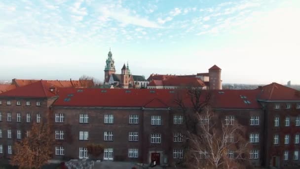 Vol aérien vers le château royal de Wawel, Cracovie, Pologne — Video