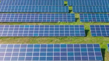 Güneşli yaz gününde güneş panellerinin üzerinden uçmak. Ekolojik yenilik.