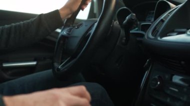 Otomatik otoparkta otopark için otomatik pilot kullanan bir adam yenilikçi bir şekilde araba kullanıyor.