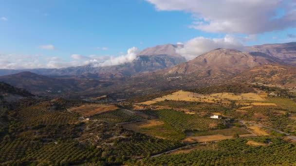 Flygfoto över ön Kreta, Grekland. Bergslandskap, olivlundar, mulen himmel i solnedgångsljus. — Stockvideo