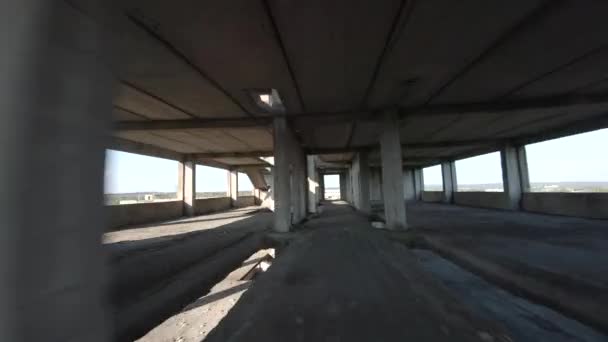 El dron FPV vuela rápido a través de un edificio abandonado. Ubicación post-apocalíptica sin personas — Vídeo de stock