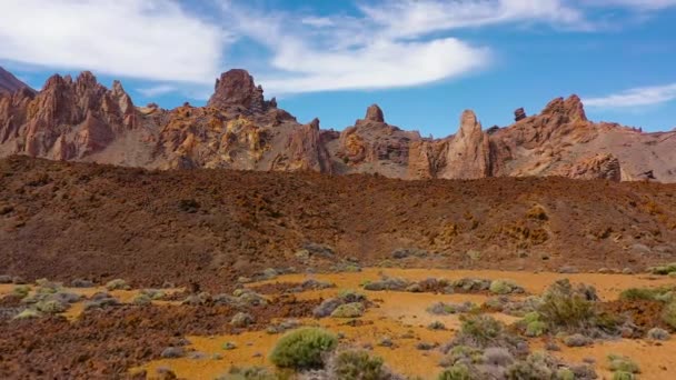Повітряний вид на Національний парк Тейде, політ через пустельну скелясту поверхню, вид на гори. Тенерифе (Канарські острови) — стокове відео