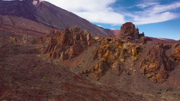 Luchtfoto van het Nationaal Park Teide, vlucht over een rotsachtig woestijnoppervlak, uitzicht op de bergen. Tenerife, Canarische Eilanden — Stockvideo