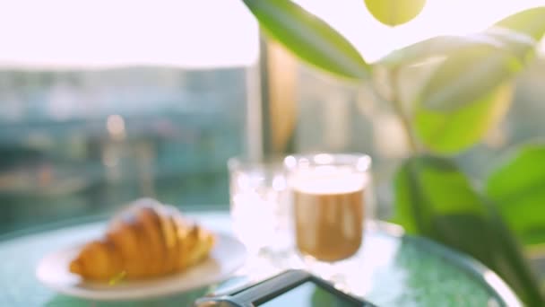 Pago sin contacto con smartphone. Concepto de pago inalámbrico. Primer plano, mujer que utiliza la tecnología NFC billetera sin efectivo smartphone para pagar la orden en la terminal bancaria en un café. — Vídeo de stock