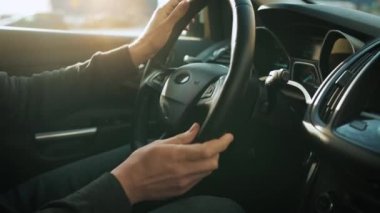 Otoparktan arabayla geçen bir adam park edecek bir yer arıyor ve ona doğru sürüyor.