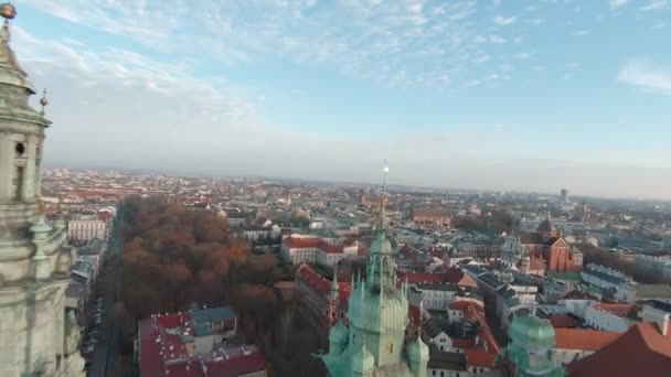 Voo aéreo em direcção ao Castelo Real de Wawel, Cracóvia, Polónia — Vídeo de Stock