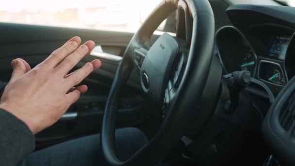 Homem dirigindo em carro automatizado inovador usando piloto automático de auto-estacionamento para estacionamento no estacionamento — Vídeo de Stock