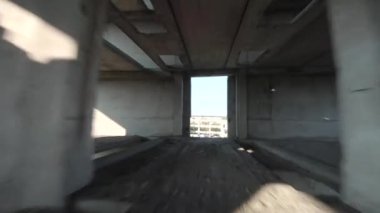 FPV insansız hava aracı terk edilmiş bir binanın içinden hızla geçiyor. İnsanlar olmadan kıyamet sonrası konumu