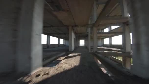 O drone FPV voa rápido através de um edifício abandonado. Localização pós-apocalíptica sem pessoas — Vídeo de Stock