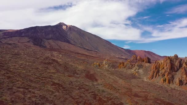 Vista aérea del Parque Nacional del Teide, vuelo sobre una superficie rocosa desértica, vista sobre el volcán del Teide. Tenerife, Islas Canarias — Vídeo de stock